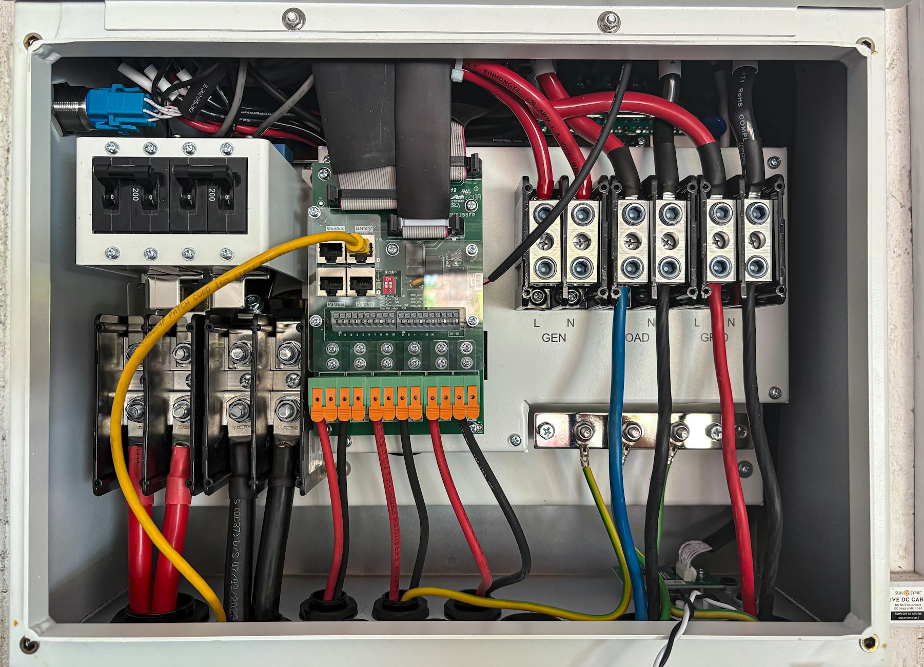 Wnętrze domowej rozdzielnicy elektrycznej z obwodami i przewodami