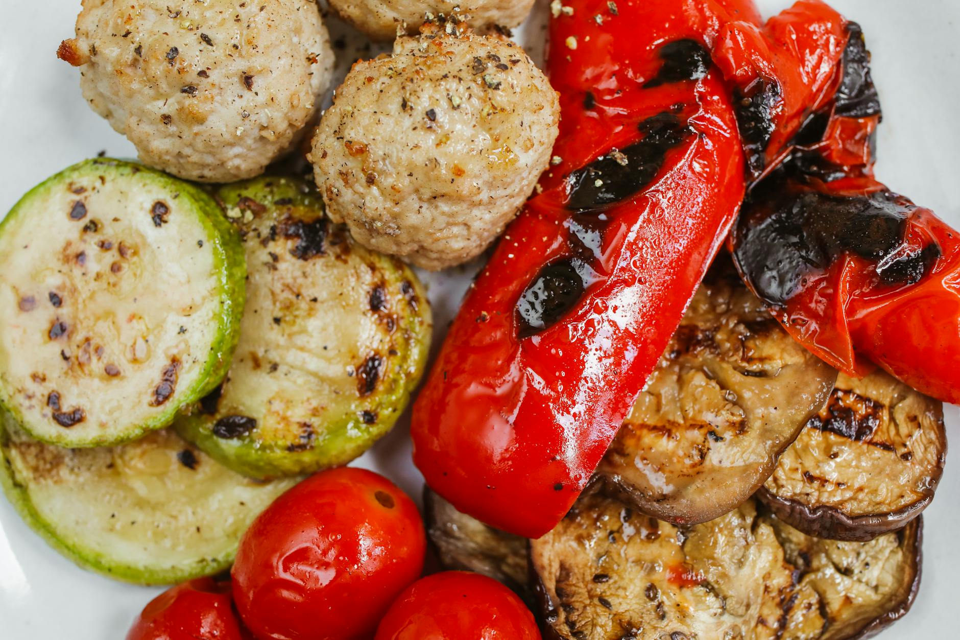 Grillowane warzywa i pulpeciki jako lekki letni obiad