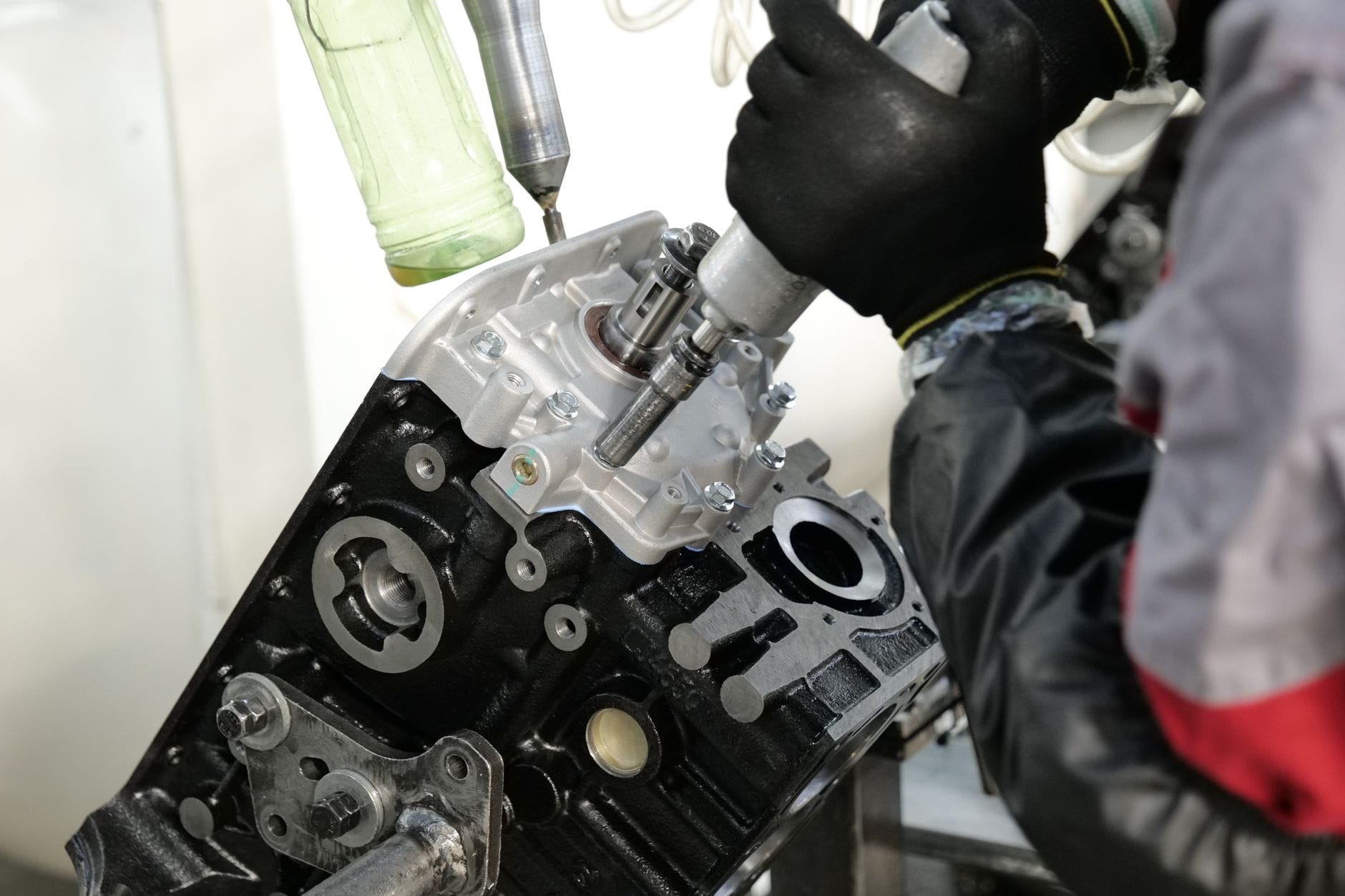 Mechanik serwisuje silnik przy użyciu precyzyjnych elektronarzędzi