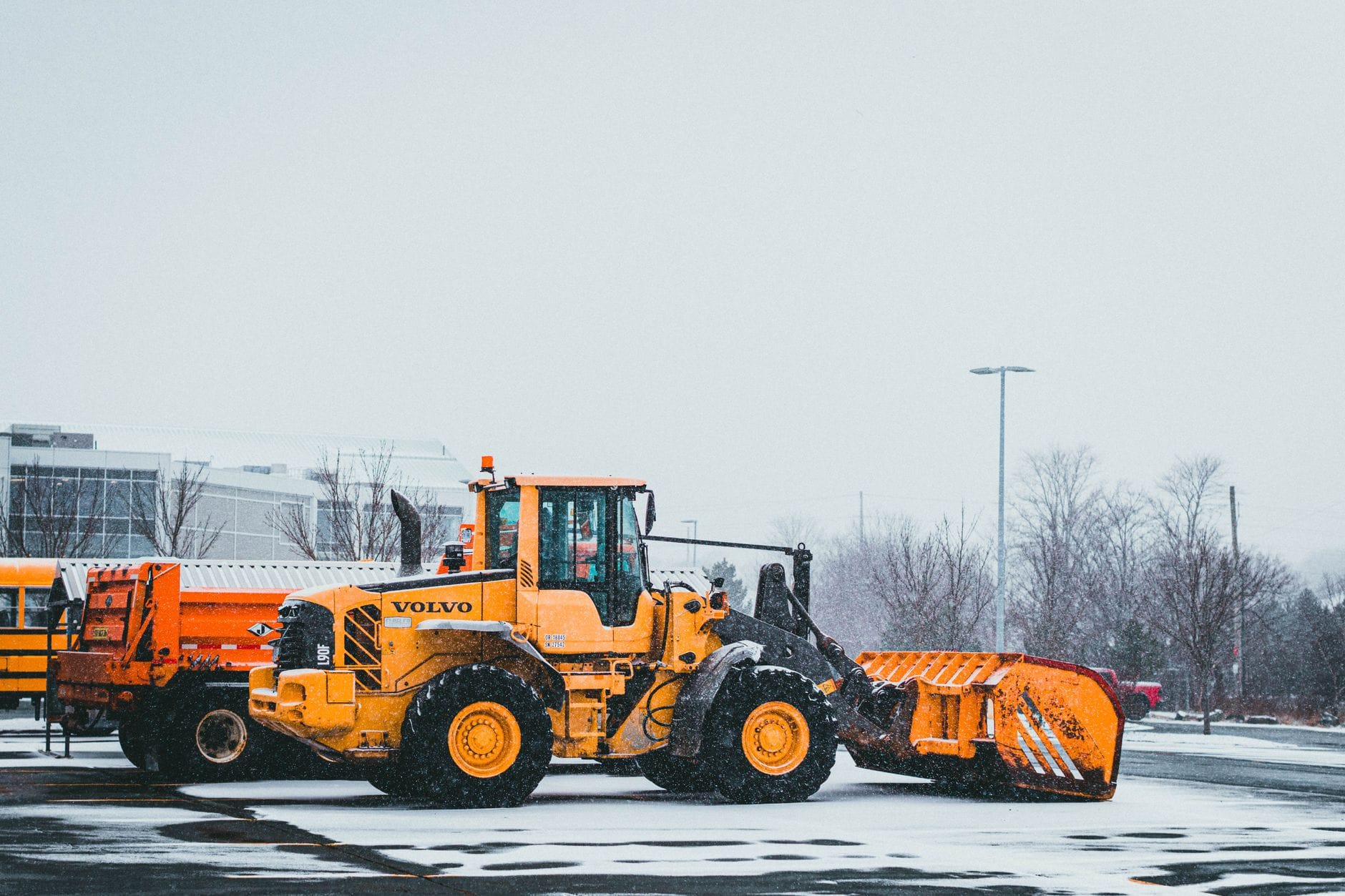 Spycharka Volvo odśnieżająca drogę w zimowym krajobrazie